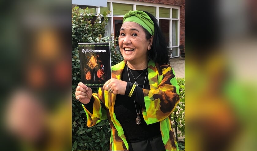 <p>Sylvana de Backer met haar nieuwe boek.</p>