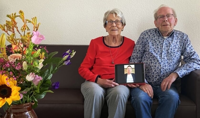 <p>Burgemeester Van den Brink kon bij het gouden huwelijk niet aanwezig zijn, maar nu heeft het diamanten paar Verweij door coronabeperkingen burgemeester Van Domburg 'op schoot'.</p>