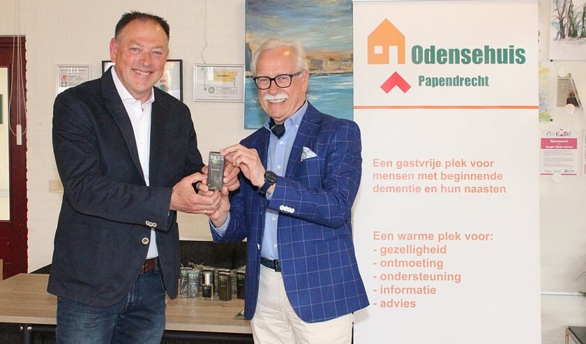 <p>• De overhandiging van het parfum, met links Wouter Dekker en rechts mr. Arie Slob.</p>