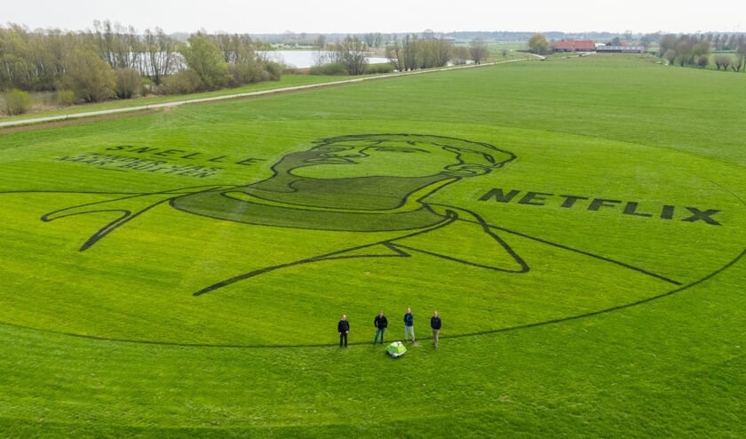 • De mannen van Milati bij het portret van rapper Snelle.
