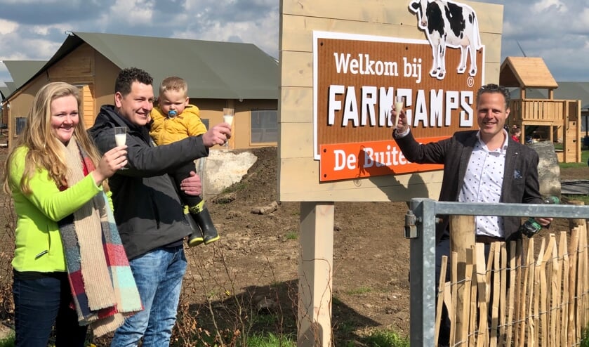 <p>• Wethouder Rutger van Stappershoef toost met Aico en Kirsten de Jong. </p>
