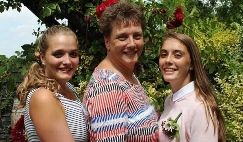 • Ellen de Jong en haar dochters Zoë en Aïsha in betere tijden.