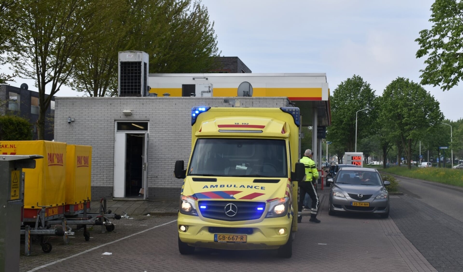 • Bij het tankstation aan de Veerweg arriveerde een ambulance.