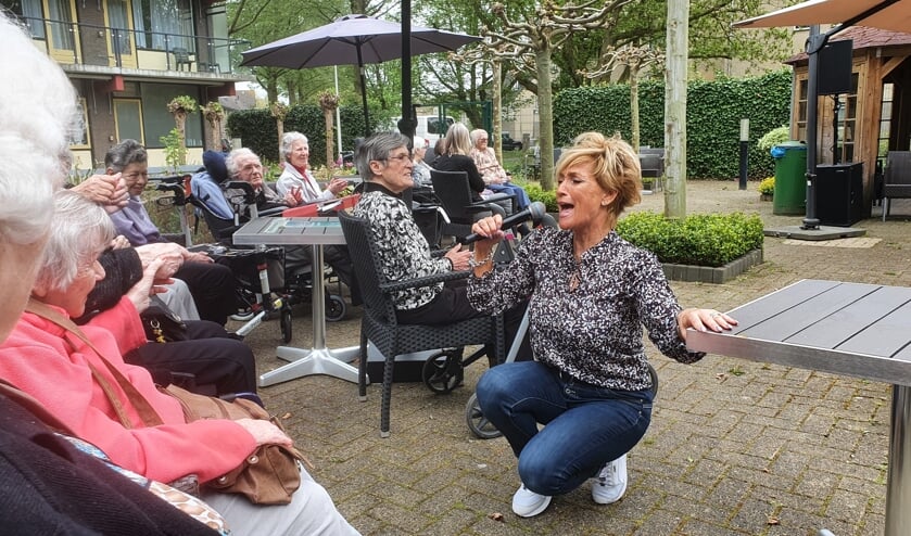 <p>• Samen met de bewoners van zorgcentrum Crimpenersteyn maakte zangeres Linda van Wijk er een leuk feestje van.</p>