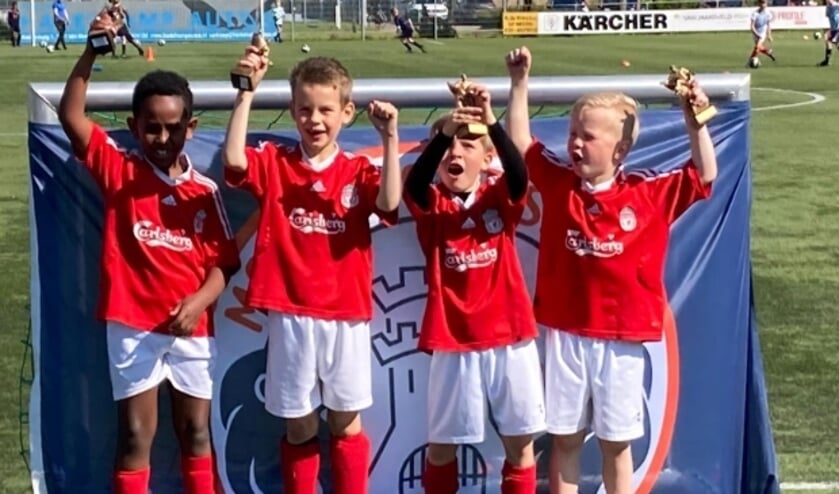 <p>De boys van Liverpool winnen de Cup met de Grote Oren.</p>  