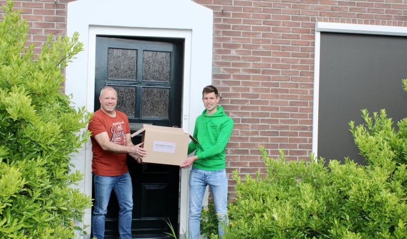 <p>De overhandiging van de eerste Maaltijdbox Altena.</p>
