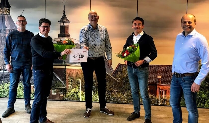 • De cheque werd overhandigd door Marcel Versluijs en René van der Vlies.