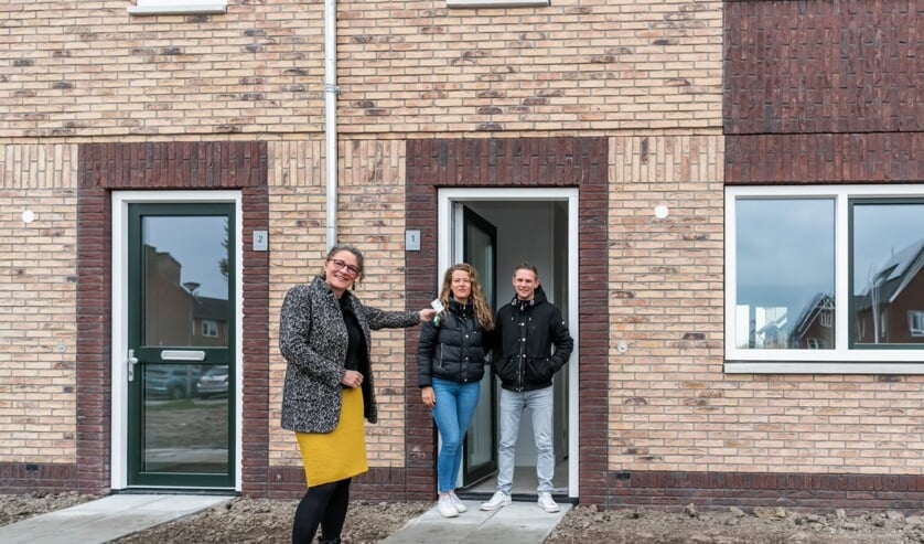 <p>• Liesbeth Marchesini overhandigt de eerste sleutels aan mevrouw Lenters en de heer Lassche.</p>