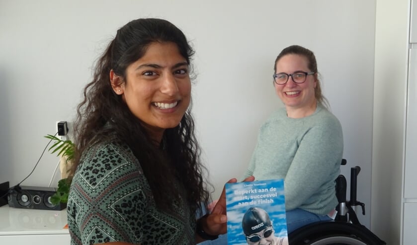 • Nanda van Heteren (links, met het boek) en Lisette Teunissen.