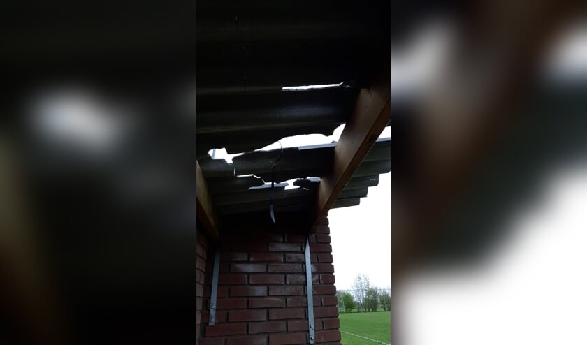 • De dakplaten van enkele dug-outs zijn vernield.