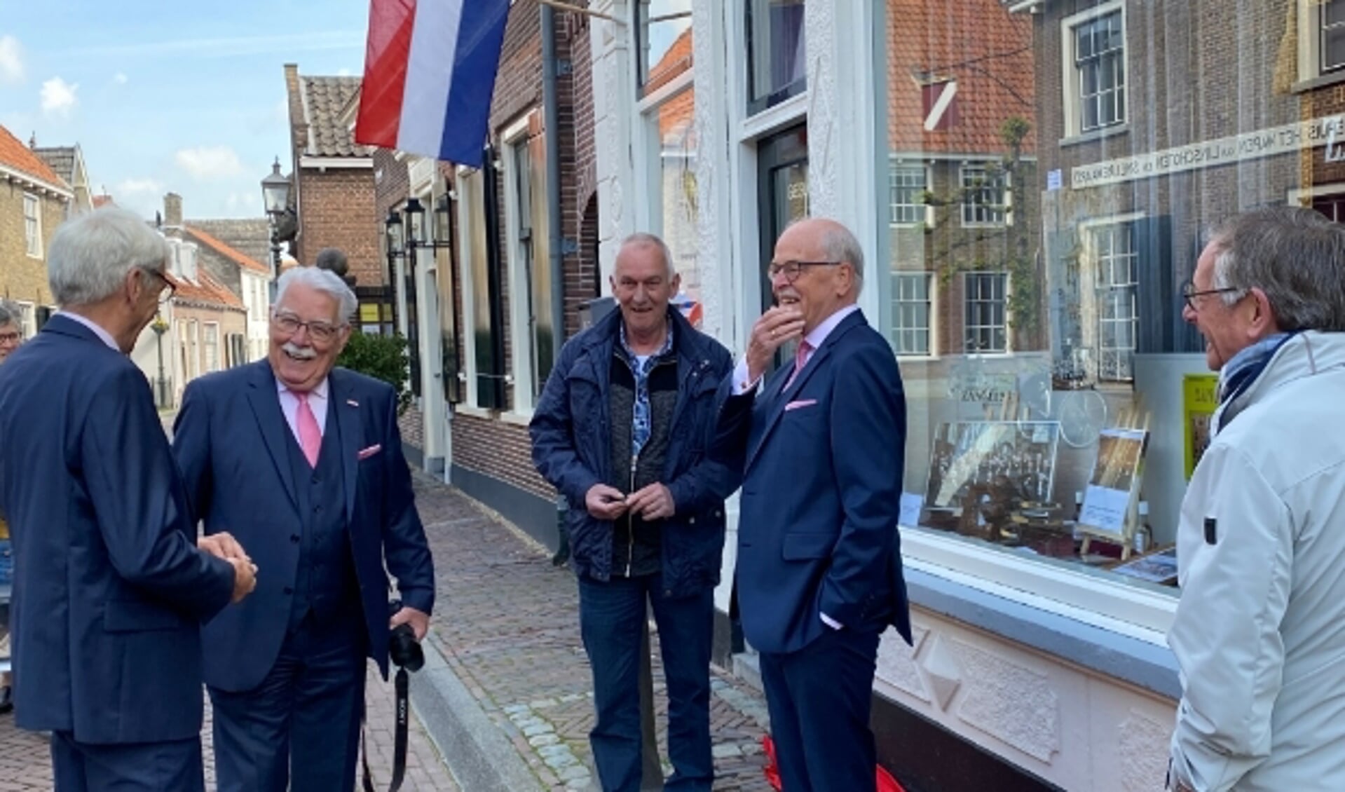 V.l.n.r: In verenigingskostuum de bestuursleden Van Vliet, Van Herk en De Jong en de koorleden Wim (l) en Gerrit Langerak bij de Zanglust expositie. (Tot 6 juli te aanschouwen).