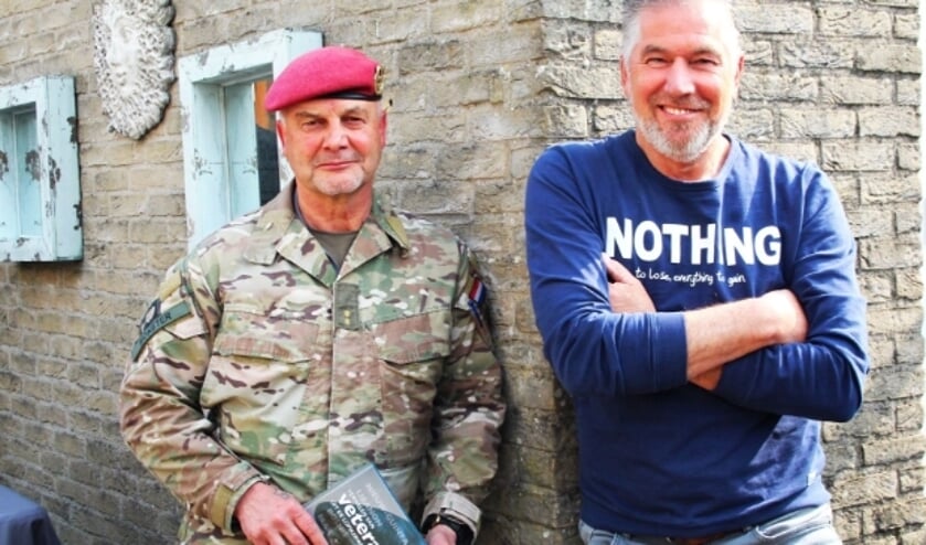 <p>Veteranen Ton Monster en John van Houten maken zich sterk voor (h)erkenning van veteranen. Het boek helpt daarbij.</p>