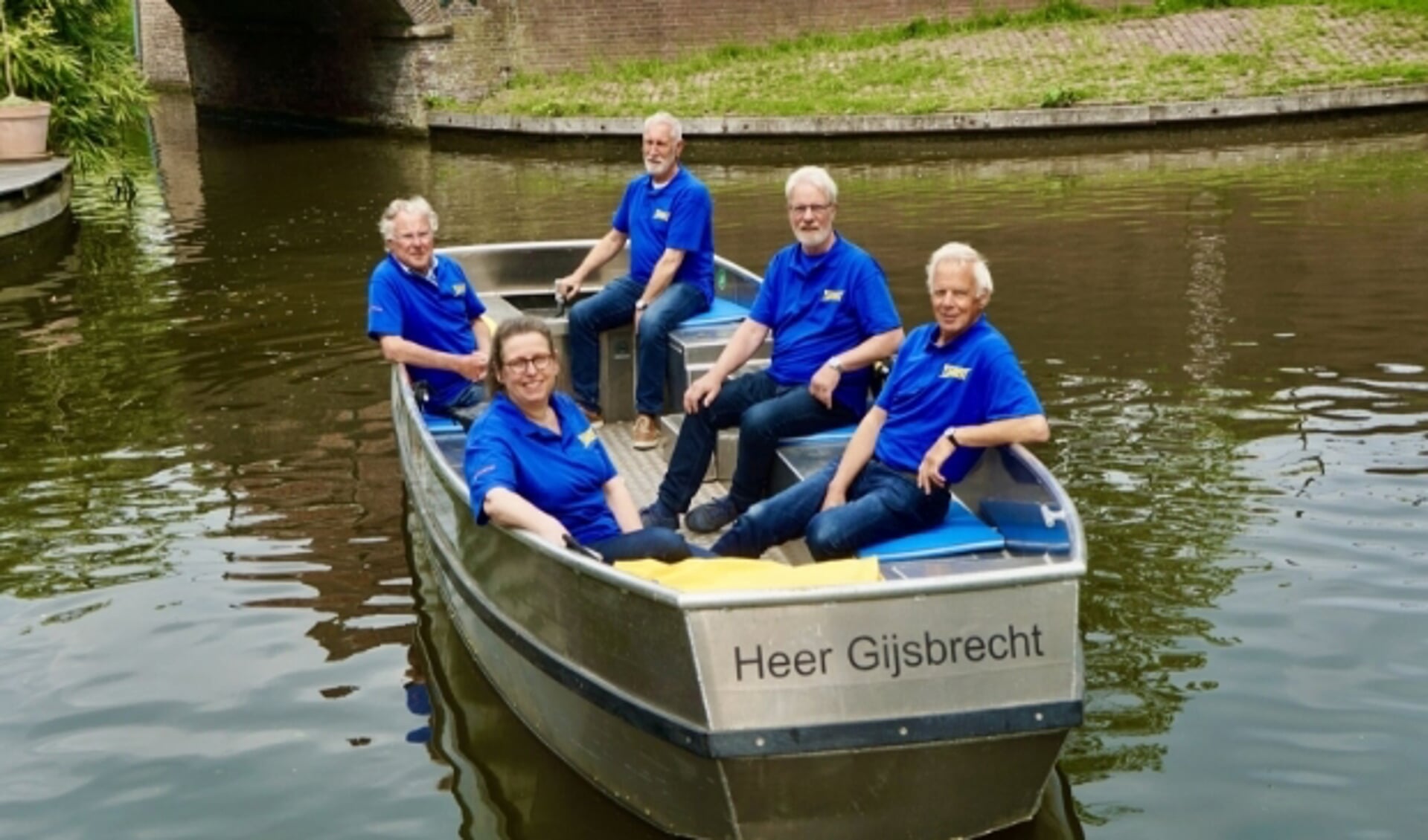 Hans van Dis, Corien Rietveld, Cor van Duuren, Han Theil en Theo van Mil - in nieuwe shirts - zijn alvast in de boot gestapt.