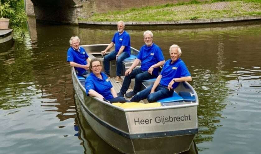 <p>Hans van Dis, Corien Rietveld, Cor van Duuren, Han Theil en Theo van Mil - in nieuwe shirts - zijn alvast in de boot gestapt.</p>