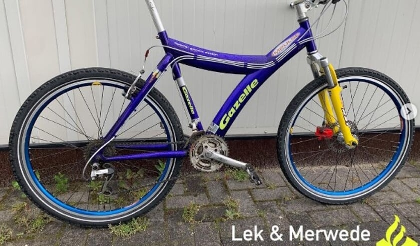 <p>• Eén van de twee gevonden fietsen.</p>