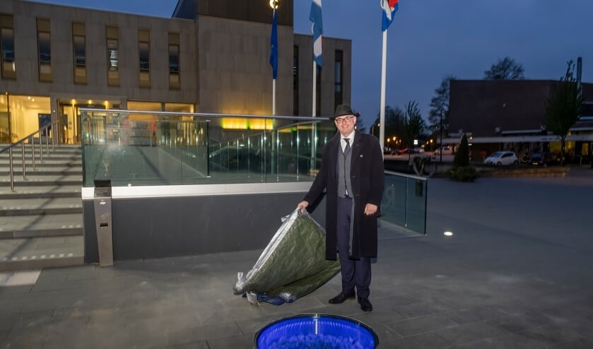 <p>• Burgemeester Martijn Vroom onthult het permanente 'Levenslicht' op het Raadhuisplein.</p>