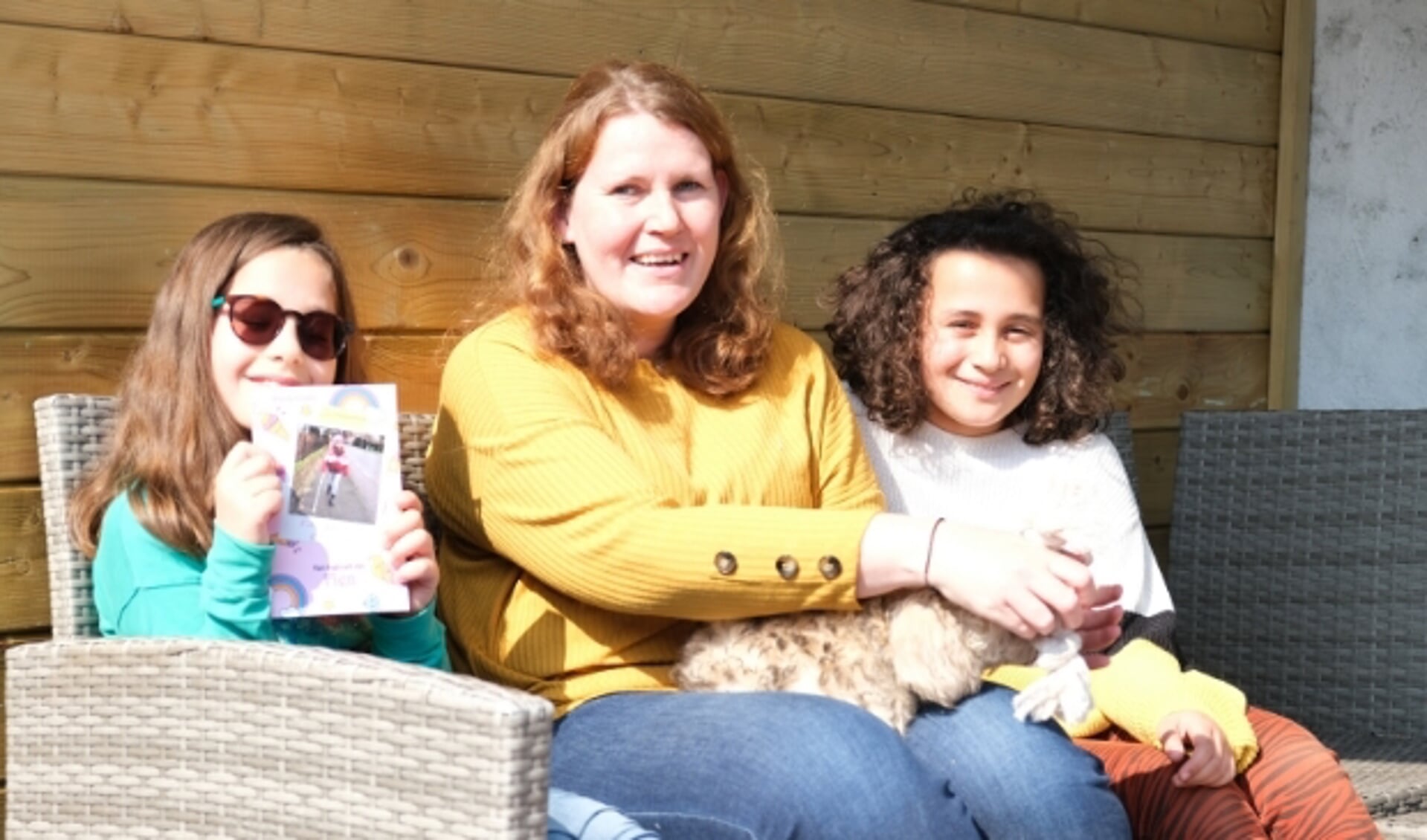 Auteur Wendy Joosen hier samen met haar dochters Roanne (10) en Kirsty (8) die ze in de huid van Fien laat kruipen