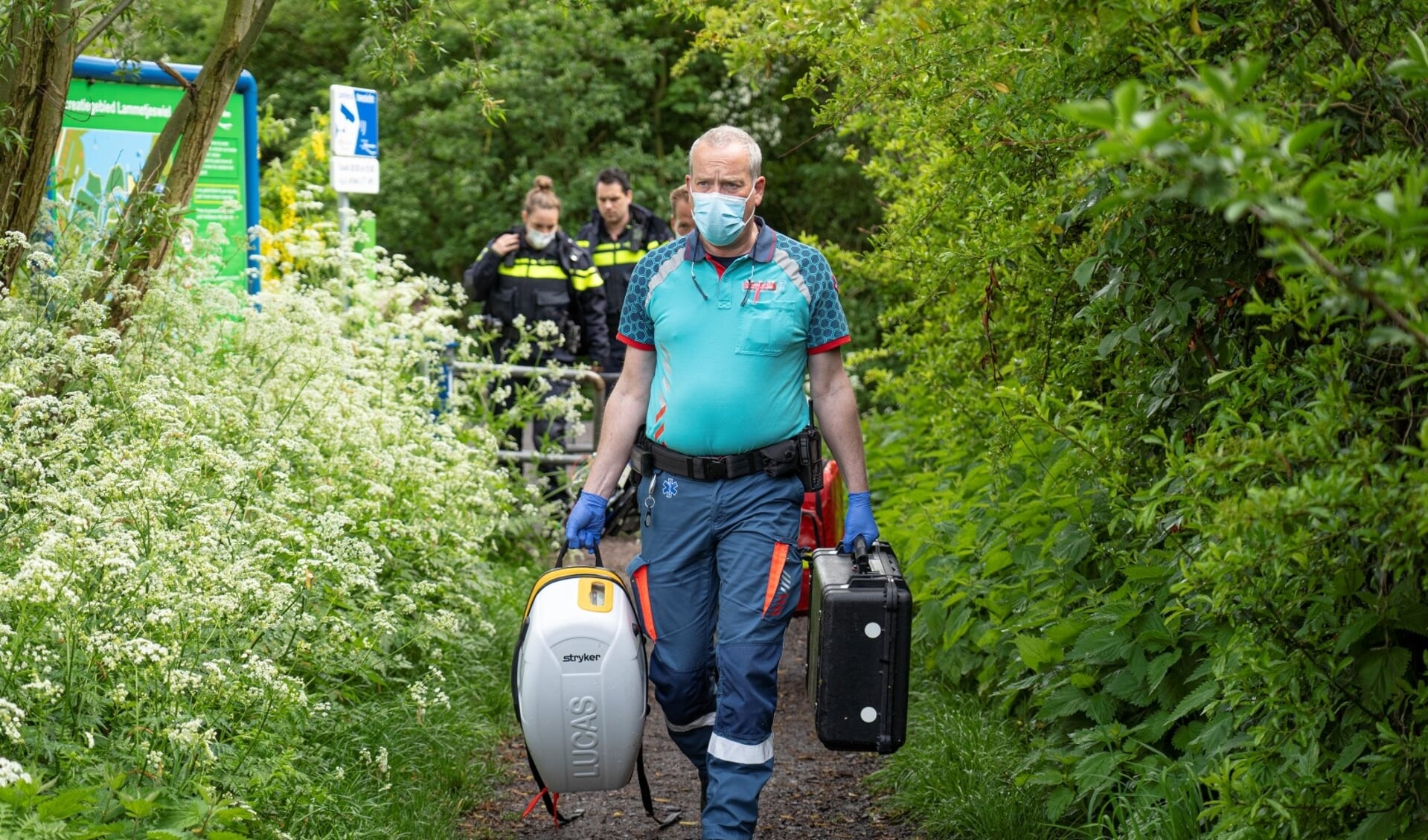 • Een medewerker van de ambulancedienst met een apparaat voor reanimatie trok naar het bos bij het Lammetjeswiel.