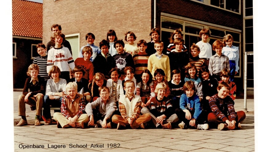 • Hafid (midden, trui met anker) in zijn Arkelse klas. Rechts van hem Richard Ooms. Foto uit 1982.