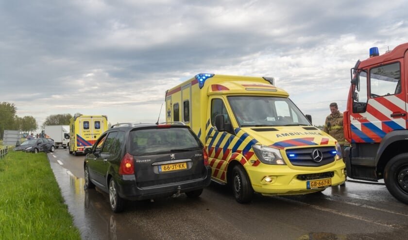 <p>• Bij de twee botsingen raakten drie mensen gewond.</p>