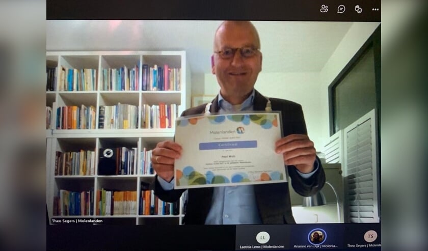 <p>• Op digitale wijze overhandigt burgemeester Segers een certificaat.</p>