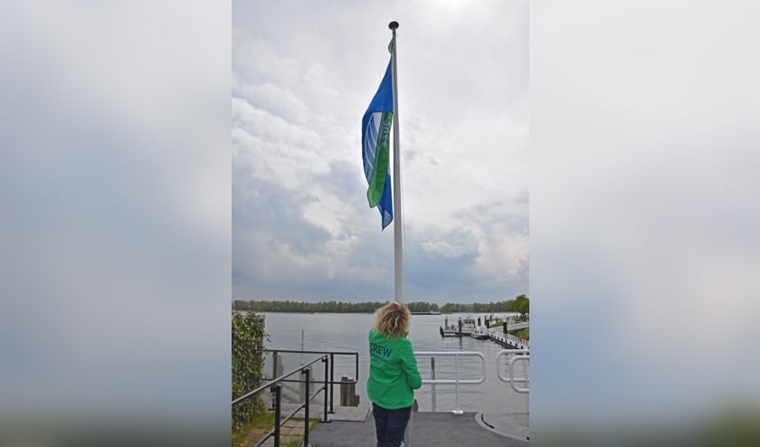 • Het hijsen van de blauwe vlag met de groene wimpel.