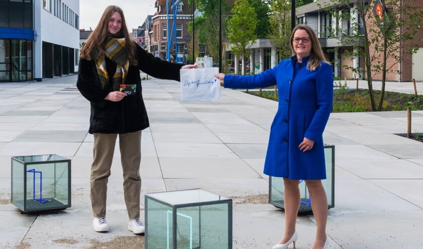 • Lenthe ontvangt bioscoopbon van wethouder Kamstra.