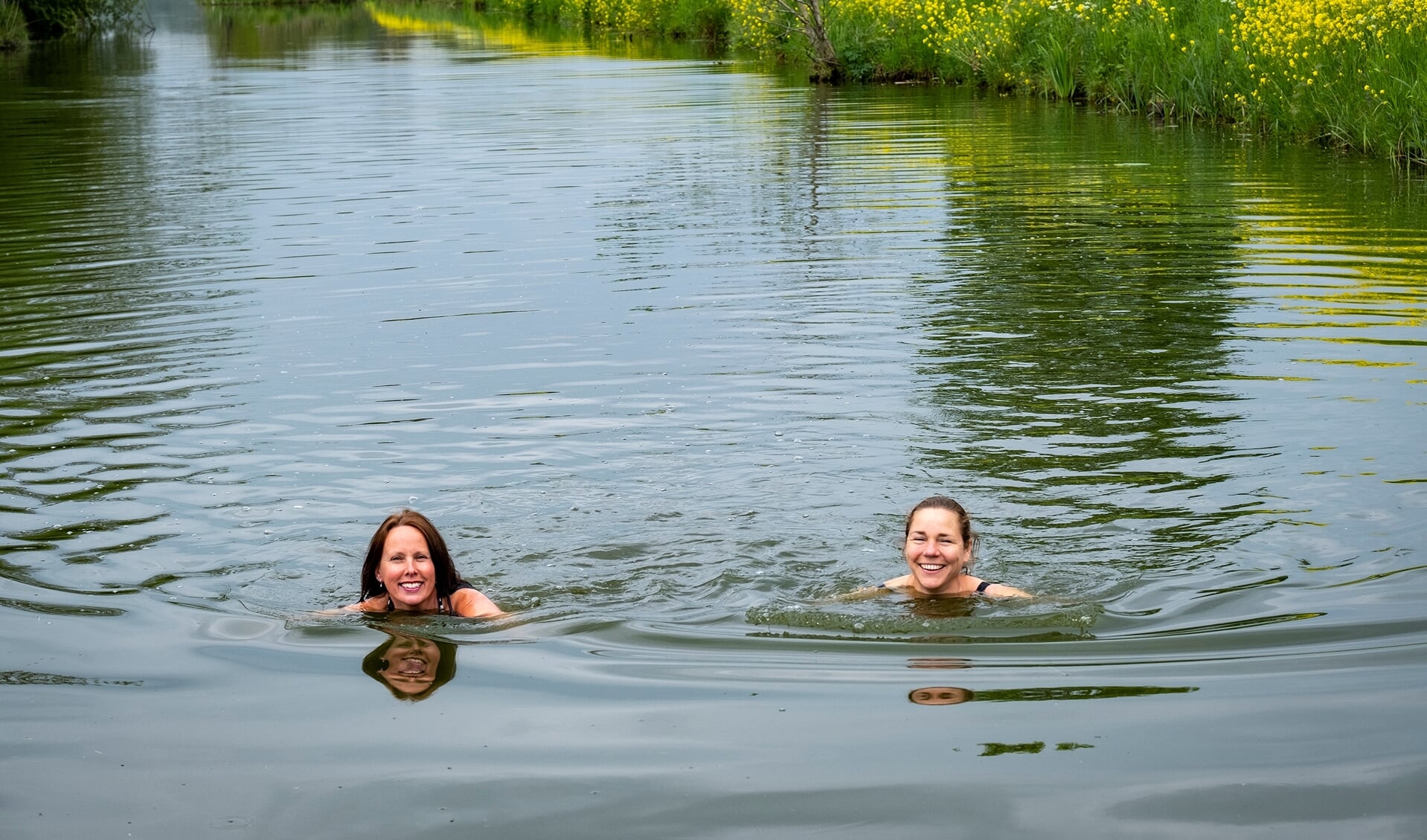 • Berna Schoonderwoerd (rechts) en Marianne Jansen zwemmen graag in de wetering.  
