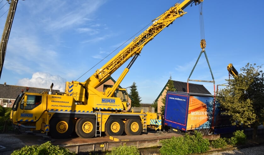 <p>• Met een kraanwagen is de weggezakte vrachtwagen weer op vier wielen gezet.</p>
