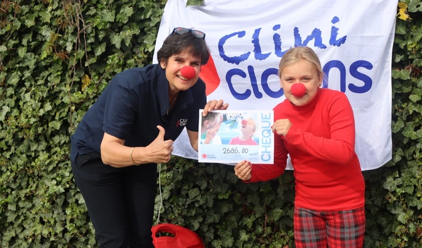 <p>• Isa Hartmans overhandigt een cheque van 2.686,80 euro aan Marion van Wijngaarden, ambassadeur van CliniClowns.</p>