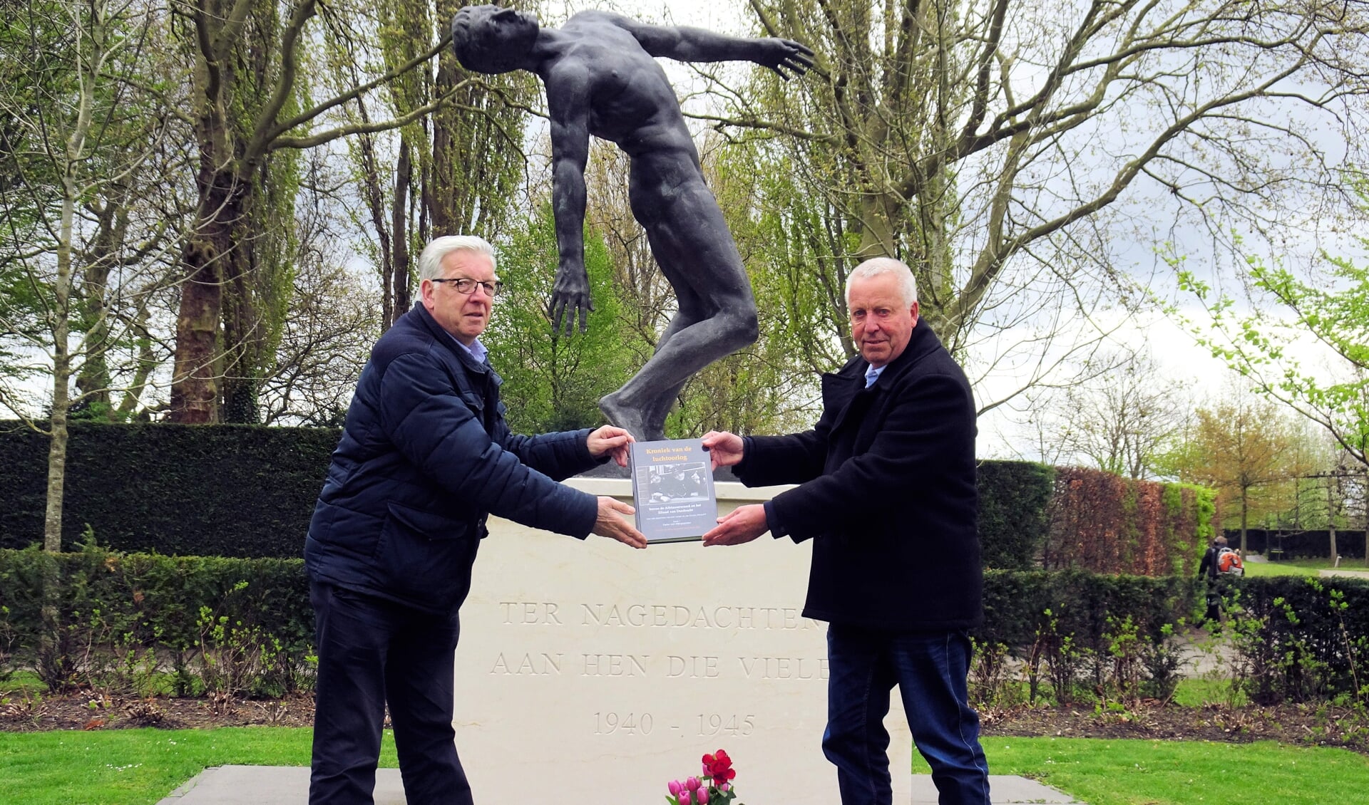 • Auteur Pieter van Wijngaarden overhandigt het boek aan het museum bestuurslid Theo Berendse.