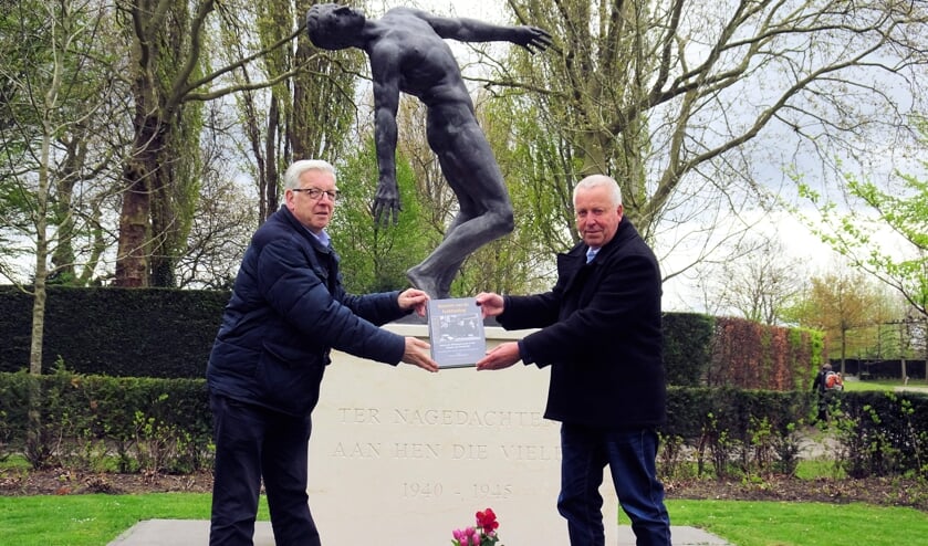 <p>• Auteur Pieter van Wijngaarden overhandigt het boek aan het museum bestuurslid Theo Berendse.</p>