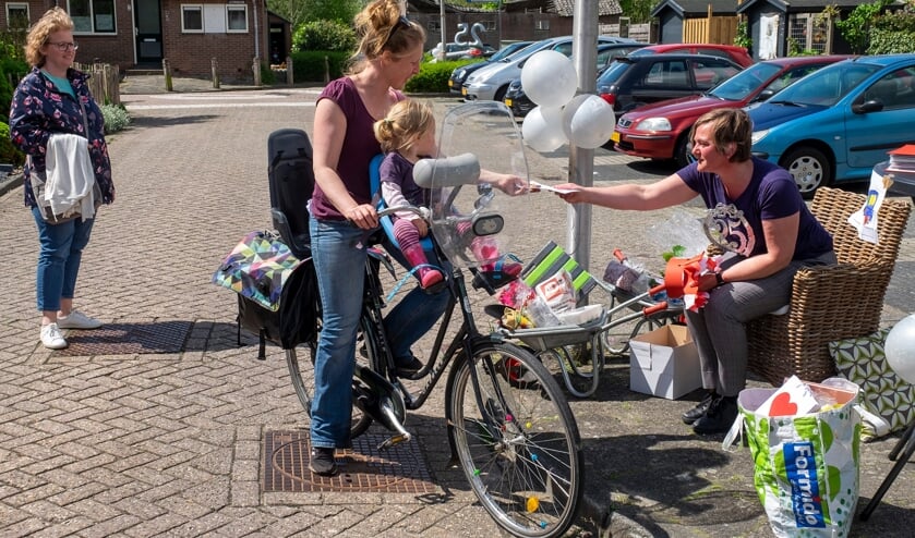 <p>• Ouders, kinderen en (oud-)collega's kwamen langs om juf Lizeth te feliciteren met haar jubileum. Ze is al 25 jaar - haar hele onderwijscarrière - verbonden aan De Bron.</p>