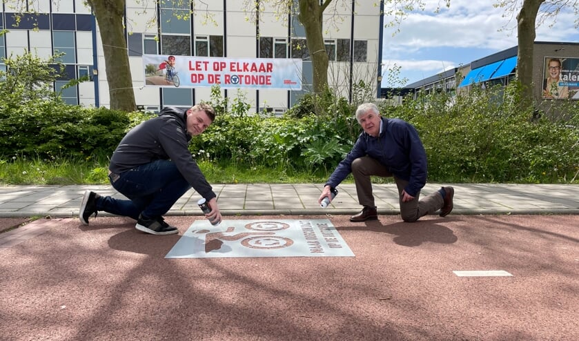 <p>• Wethouder Kees de Ruijter (rechts) en een van de betrokken studenten bij het logo van de campagne.</p>