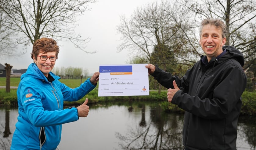 <p>• Corrie de Kluijver overhandigt de cheque aan Francis van der Grijn.</p>