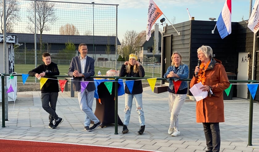 <p>• Peter van Det, tweede van links, tijdens het defilé.</p>