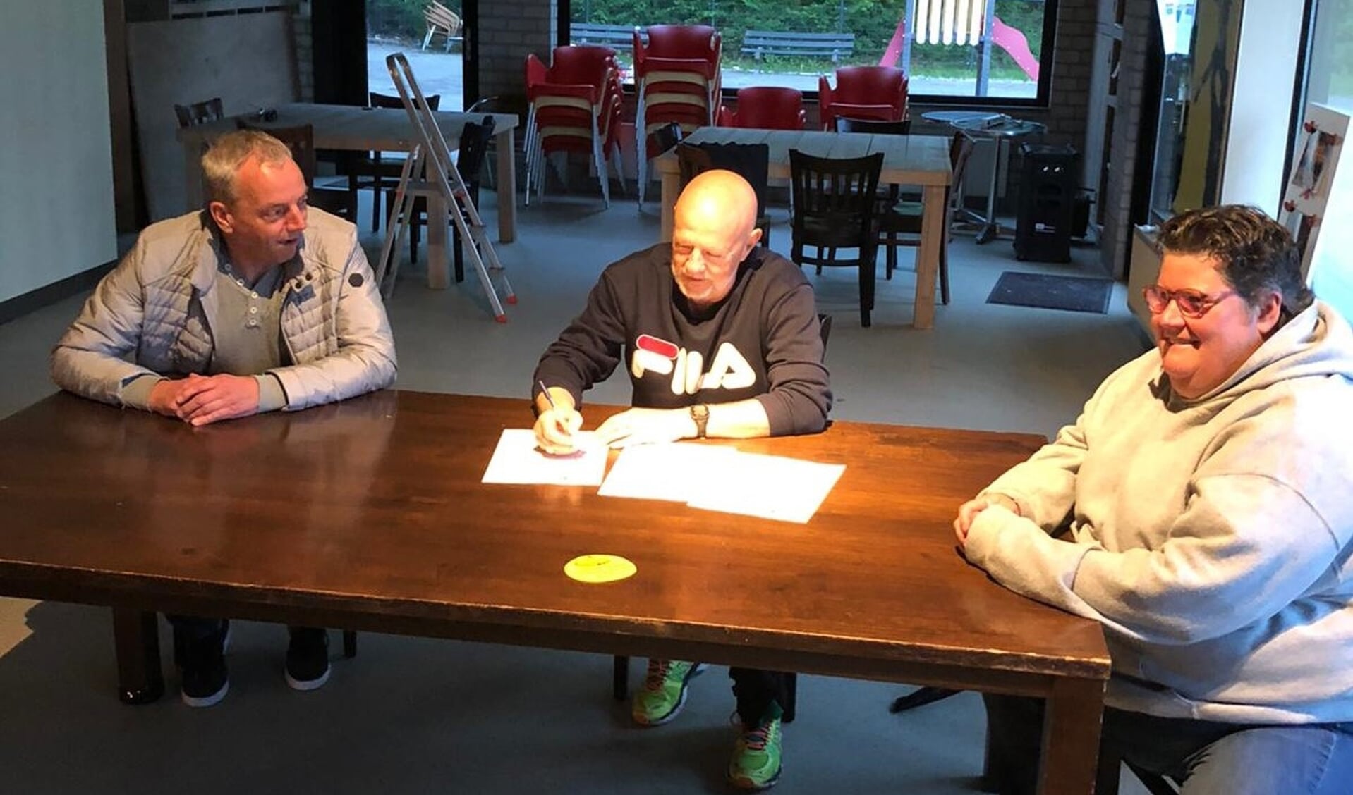 • Peter Maaskant, Henk van Oers en Bianca Noordhuizen bij de contractondertekening.