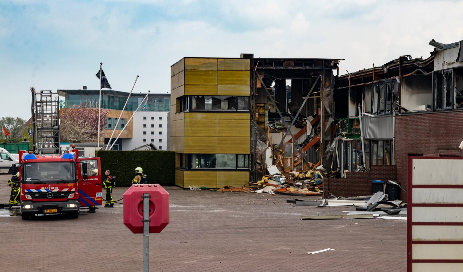 Een dag na de brand is de ravage bij Hoogendoorn goed te zien.