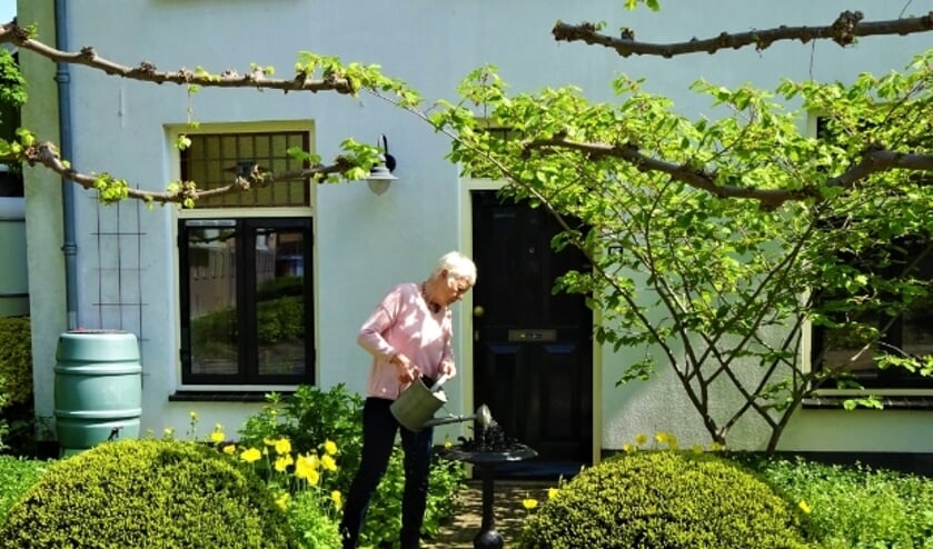 <p>Toos Groen voor het huis waar ze met haar man Willem woont. Ze zetten pakweg twee keer per jaar huisoppassers in.</p>
