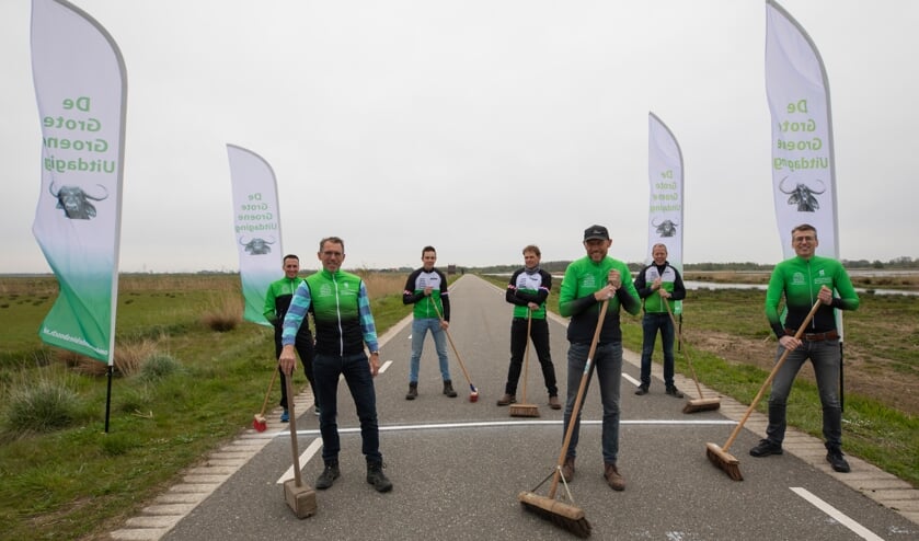 <p>De organisatie staat klaar om de start- en finishstraat schoon te maken.</p>
