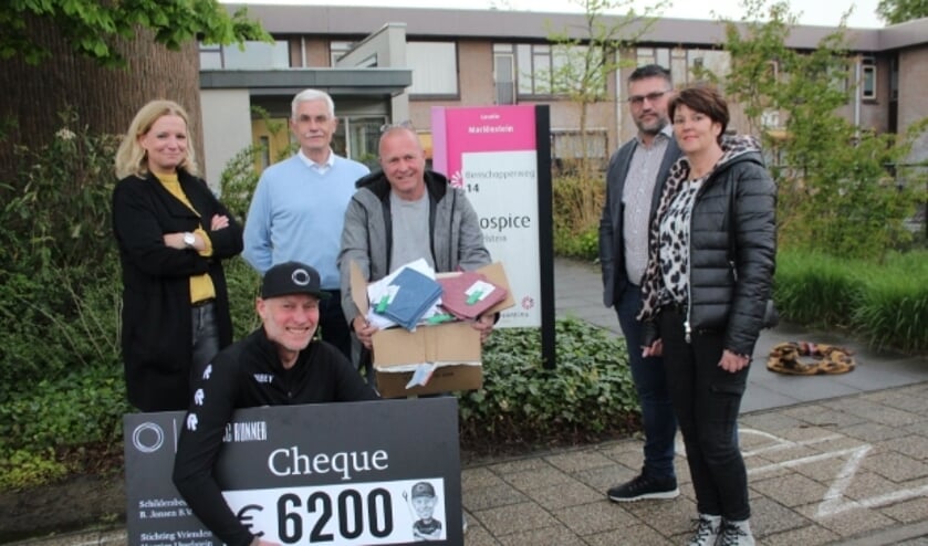 <p>Erik Wierstra, met cheque en sponsors, draagt bij aan een hartewens van het hospice en Ed Booms (3e van links). Foto: Lysette Verwegen </p>