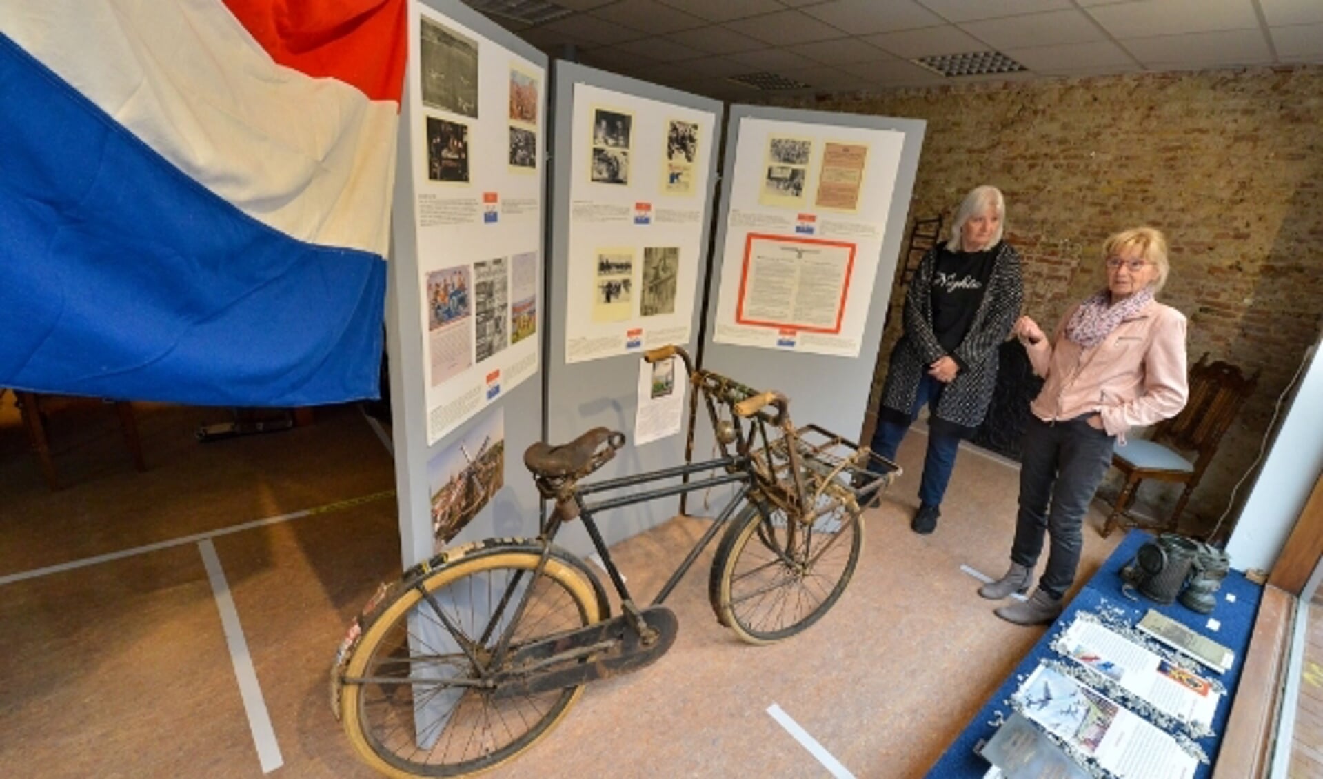 Karin Sangers en Hetty Elzas bij de fiets van Jacob Kijzer. Jacob en zijn vrouw Sientje overleefden de oorlog na een onderduik en keerden terug naar Montfoort.