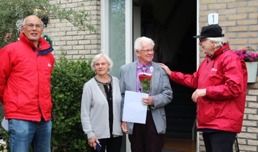 <p>Ad van Dongen (rechts) en Harm Groeneweg (links) feliciteren Hans de Jonge - met een gouden speld en rode rozen - met zijn meer dan gouden jubileum.</p>