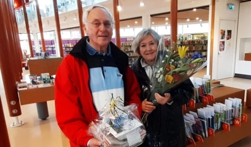 <p>Het echtpaar Noppen werd verwend met bloemen en een boekenpakket omdat zij het vijfduizendste afhaalpakket bestelden. Ook zij missen het normale bibliotheekbezoek. (Ingezonden foto)</p>