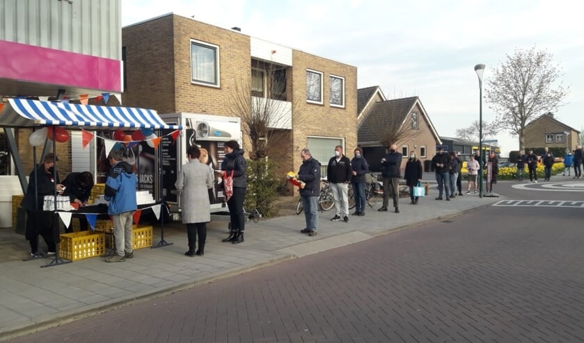 <p>• In de rij voor de tompoucen.</p>