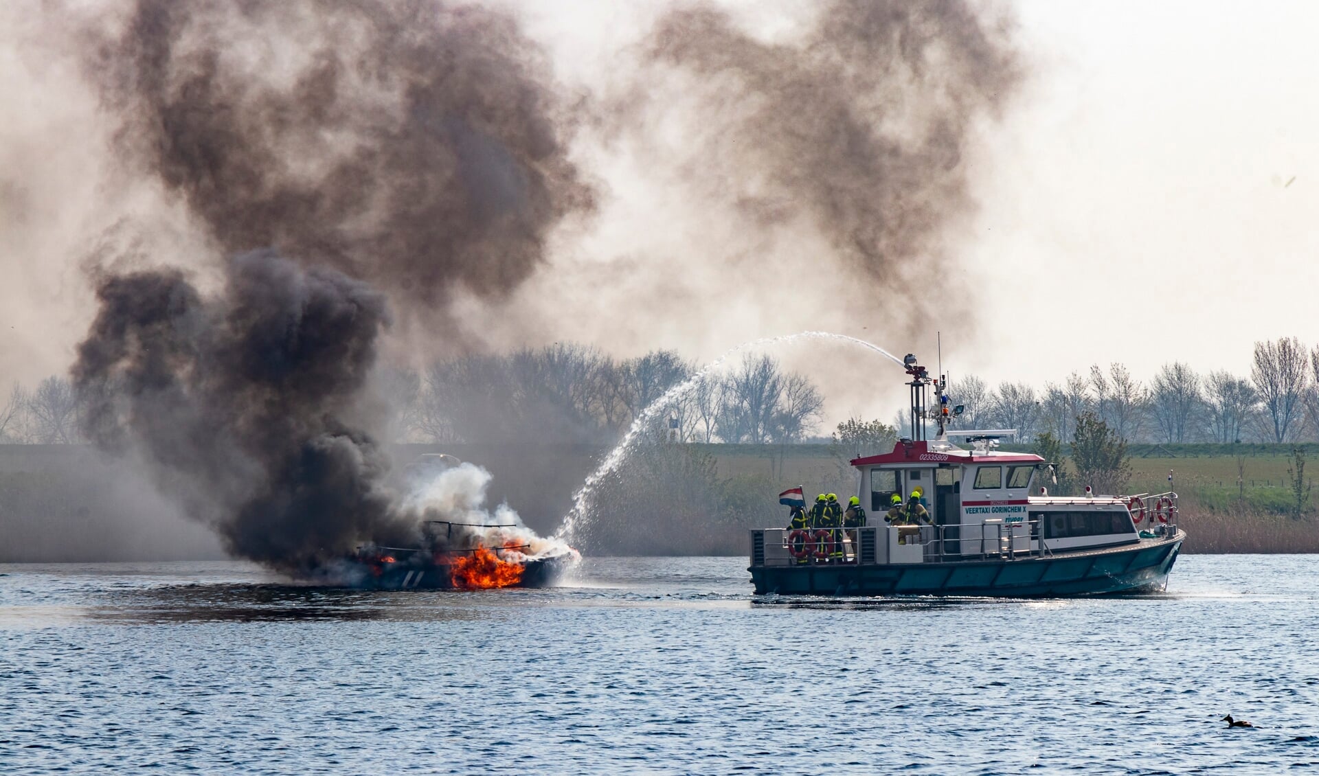 De brandweer van Gorinchem heeft in samenwerking met de veerdienst de boot geblust.
