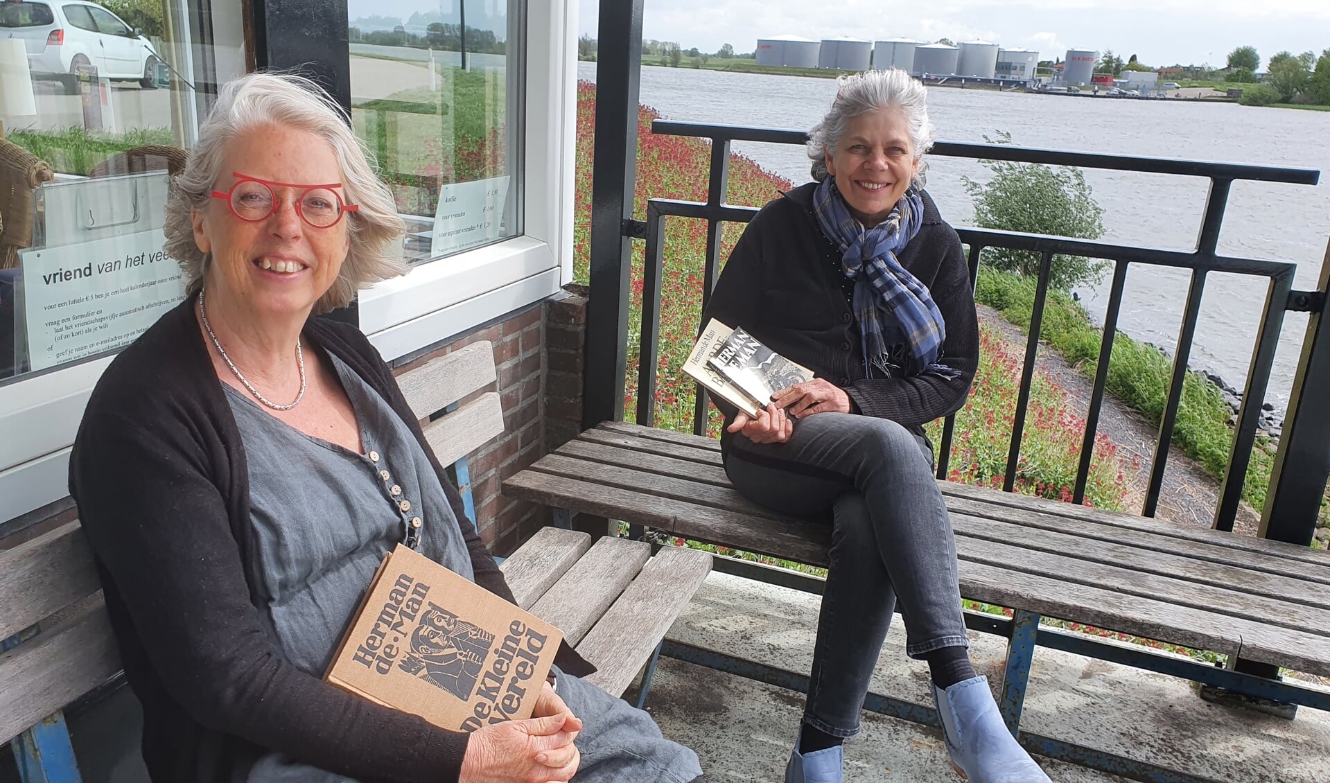 • Gerda Hoogendijk (links) en Lyanne de Laat: helemaal in de ban van de Herman de Man-maand.