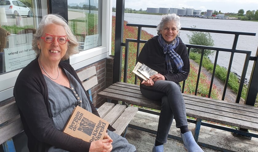 <p>• Gerda Hoogendijk (links) en Lyanne de Laat: helemaal in de ban van de Herman de Man-maand.</p>
