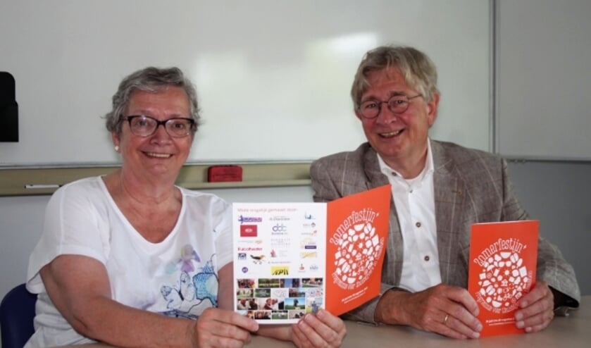 <p>Trudy Schimmel en Kees Duijvelaar zijn twee van de zes organisatoren die met veel vrijwilligers het Zomerfestijn+ realiseren. Foto: L. Verwegen)</p>
