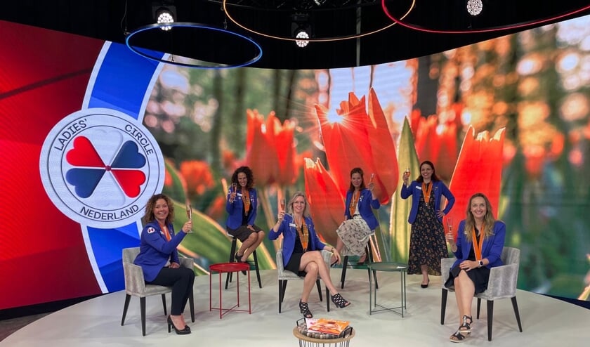 <p>• Het hoofdbestuur van Ladies' Circle Nederland, met Anita Groen zittend in het midden.</p>